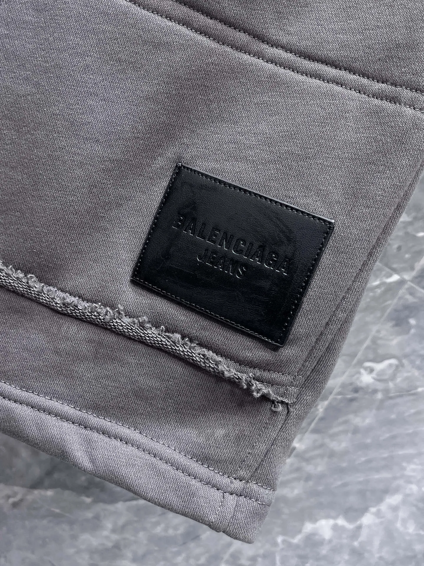 Balenciaga's three-standard complete 2026 summer New Arrival men's casual shorts, advanced custom-made Breathable fabric, Breathable fabric, extremely stretchy and comfortable, impeccable details, top-grade accessories, original logo design concept, delicate and soft feel! The upper body fit is awesome! Size: M-XXXL Please state your height and weight when ordering